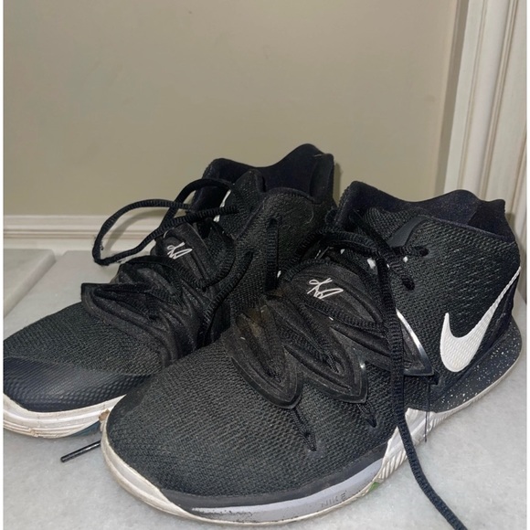 Nike Kyrie 5 Black Magic Basketball Shoes 2018 Size: 4.5Y - Picture 2 of 5